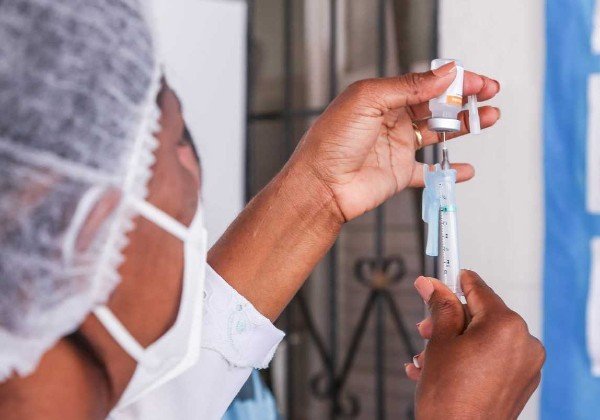 Mais 613 mil doses de vacinas chegam à Bahia nesta semana