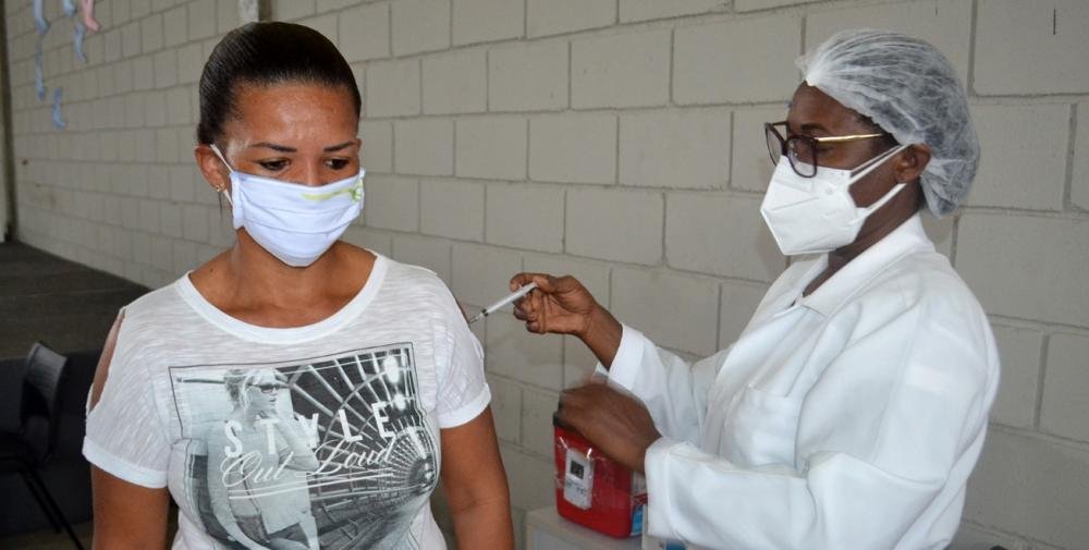 Vacinação para segunda dose retorna nesta terça em Feira de Santana