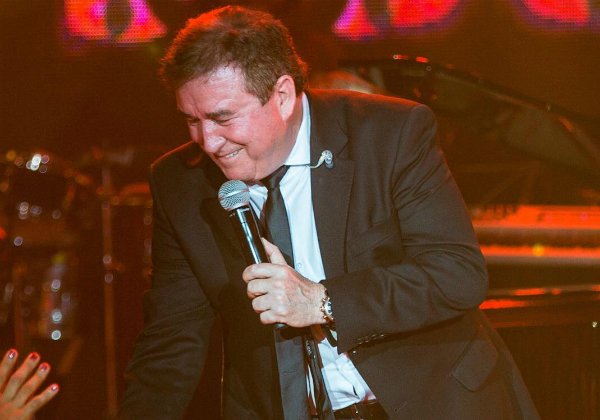 Escritora cobra indenização de R$ 100 mil de Amado Batista e editora