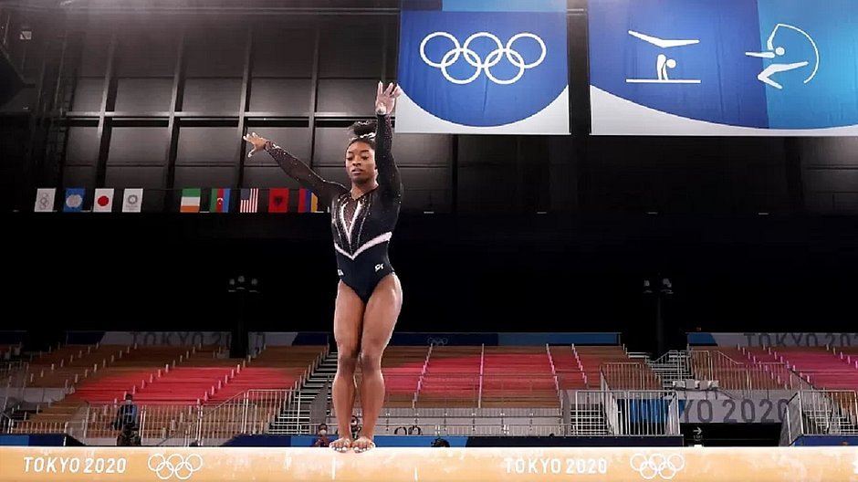 Simone Biles deixa disputa por equipes na ginástica por 'questões médicas'
