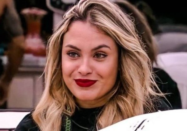 ‘Salvam vidas’, diz Sarah após se envolver em polêmica sobre vacinação