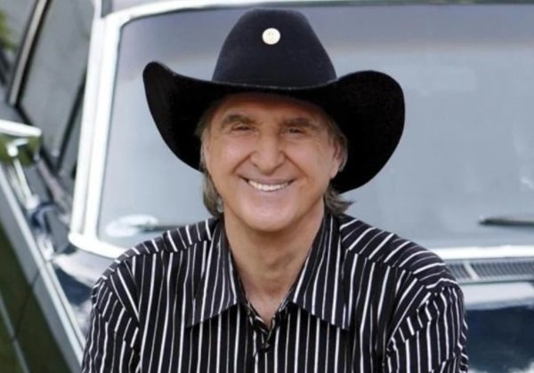 Polícia Federal cumpre mandados contra cantor Sérgio Reis