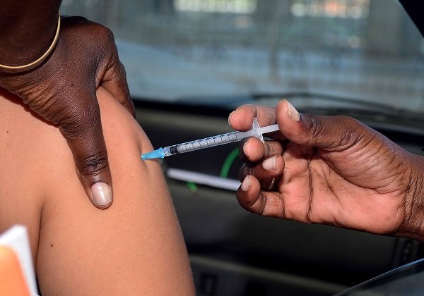 Atenção, adolescentes! Pessoas com 17 anos começam a ser vacinadas Salvador