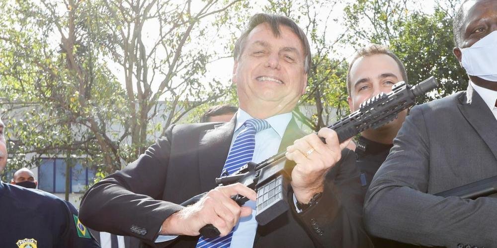 Bolsonaro chama de idiota aqueles que dizem que é melhor comprar feijão do que fuzil