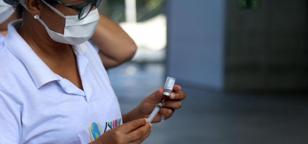 Faixa etária dos 18 aos 29 anos concentra maior número de faltosos da vacinação em Salvador