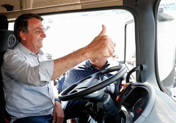 Bolsonaro pede que caminhoneiros liberem vias para não prejudicar economia