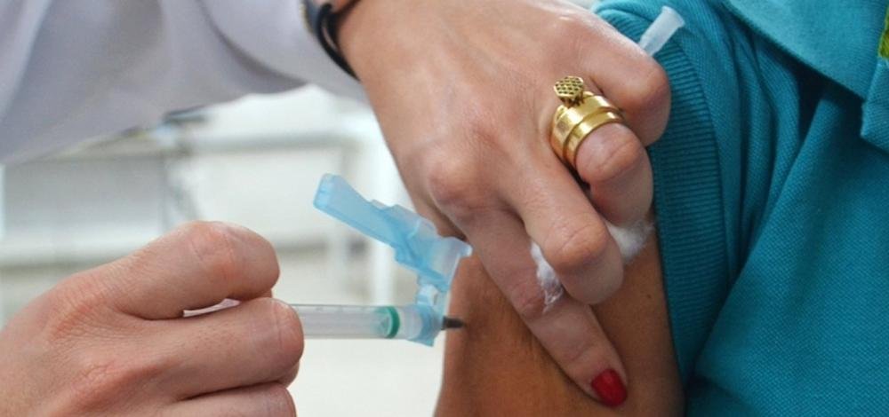 Ministério da Saúde volta atrás e passa a não recomendar vacinação de adolescentes sem comorbidades