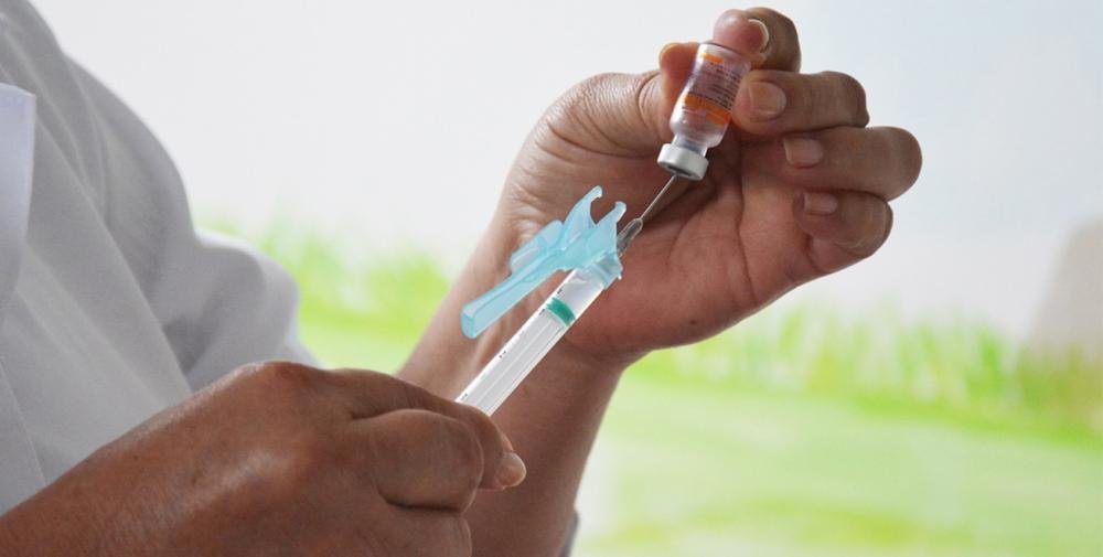 Feira de Santana segue aplicando 1ª e 2ª doses para maiores de 18 anos nesta sexta (17)