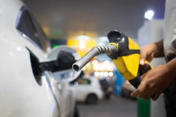 Governo atualiza preço e gasolina ficará mais cara em 18 estados; Bahia fica fora