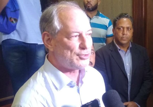 Presidenciável Ciro Gomes têm encontro com Datena