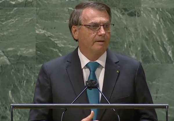 Bolsonaro sobre veto a distribuição de absorventes: ‘Torcendo para que derrube’