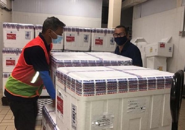 Fiocruz negocia entrega de 180 milhões de vacinas em 2022