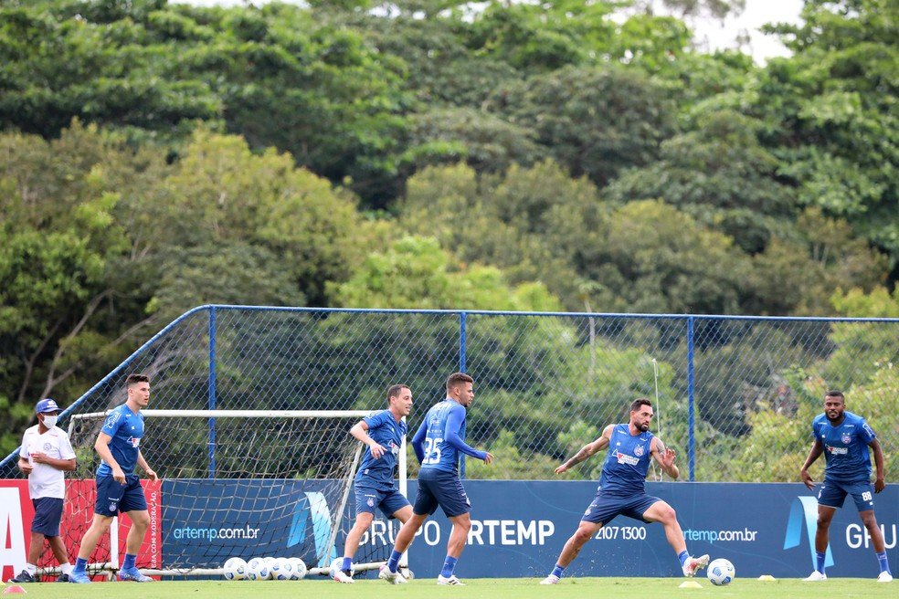 Guto Ferreira comanda treino tático e esboça time para partida contra Chapecoense