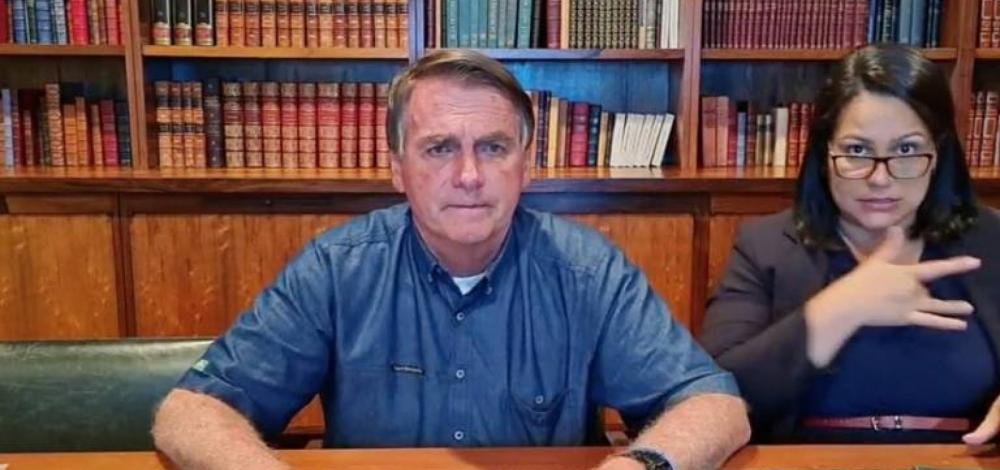 Facebook derruba live em que Bolsonaro associa vacina da Covid à Aids