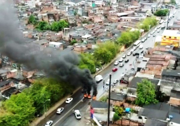 Manifestantes fecham Estrada do Derba em protesto contra aumento dos combustíveis