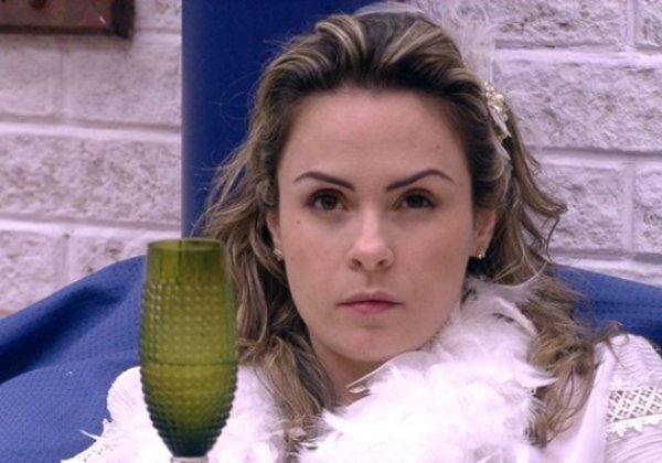 Ana Paula Renault é demitida do SBT após confusão nos bastidores