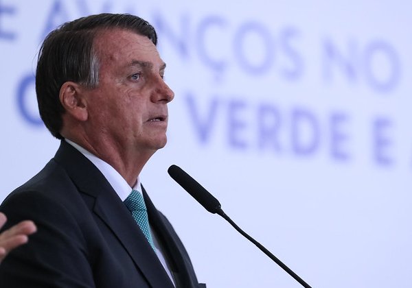 Após atentado, Bolsonaro deve cancelar visita ao Iraque, diz coluna