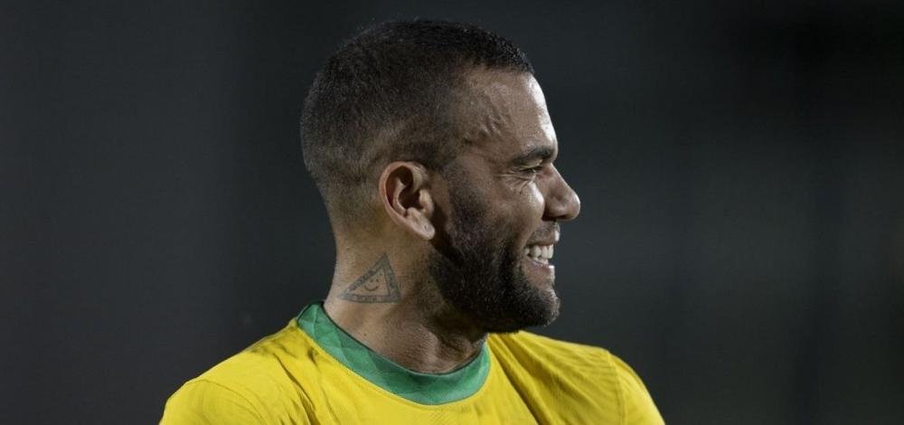 Barcelona anuncia retorno de Daniel Alves após cinco temporadas