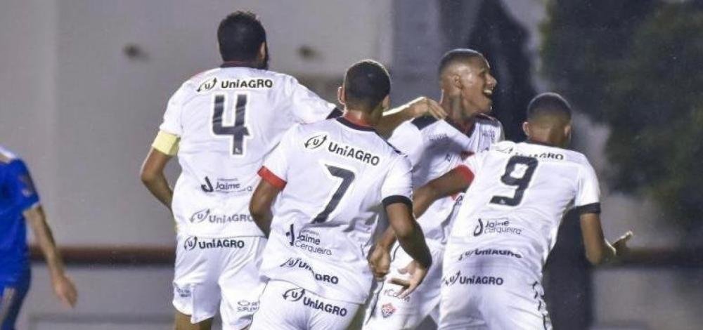 Embalado por goleada e fora do Z-4, Vitória se prepara para duas últimas rodadas da B