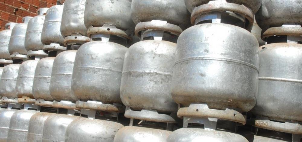 Projeto do Senado prevê reduzir gasolina a R$ 5; botijão de gás cairia a R$ 65