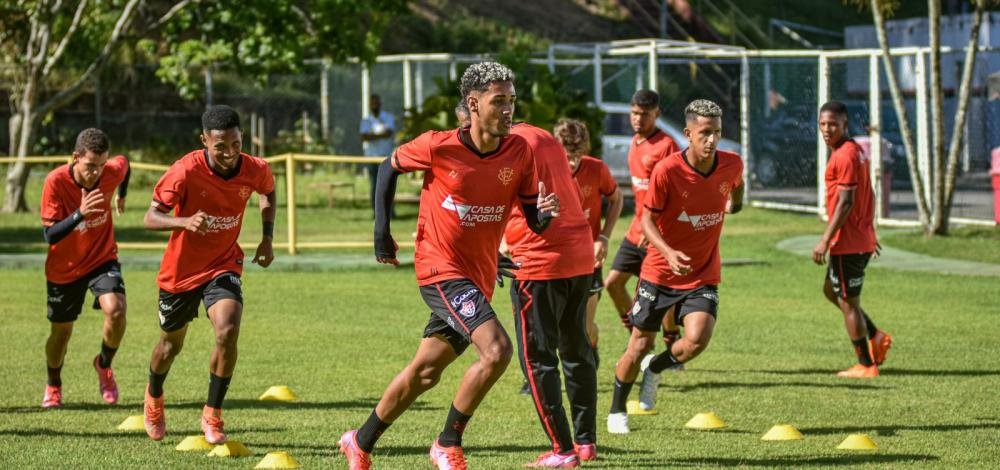 Vitória enfrenta Vila Nova e tenta fugir da Série C