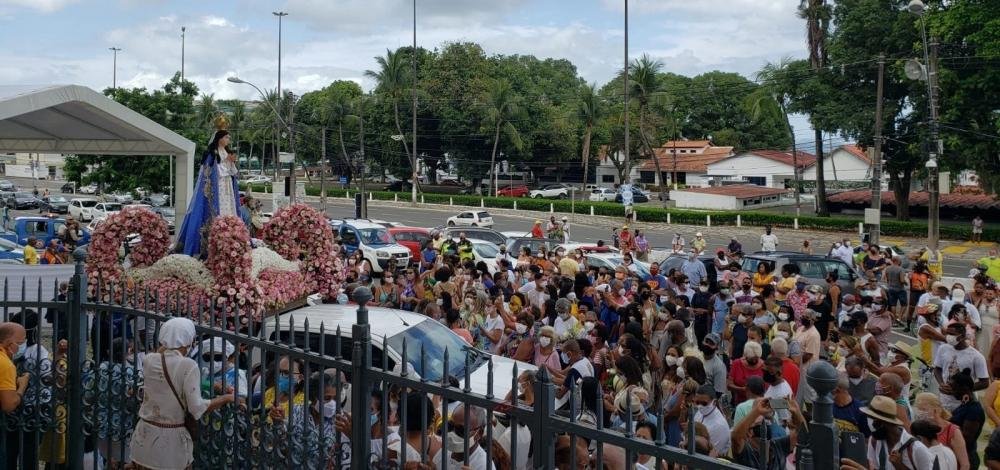 De máscara, fiéis se juntam para ver passagem da imagem da Padroeira da Bahia