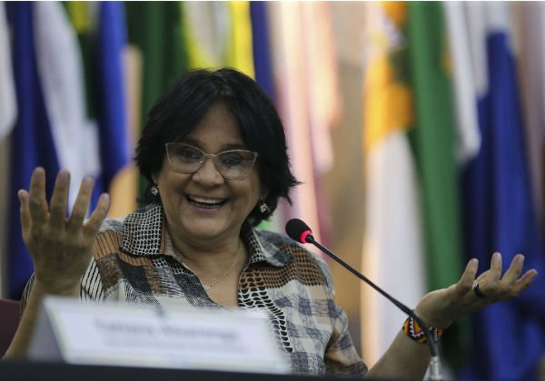 Governo gastou R$ 228 mil com viagem de Damares para evento antiaborto na Suíça