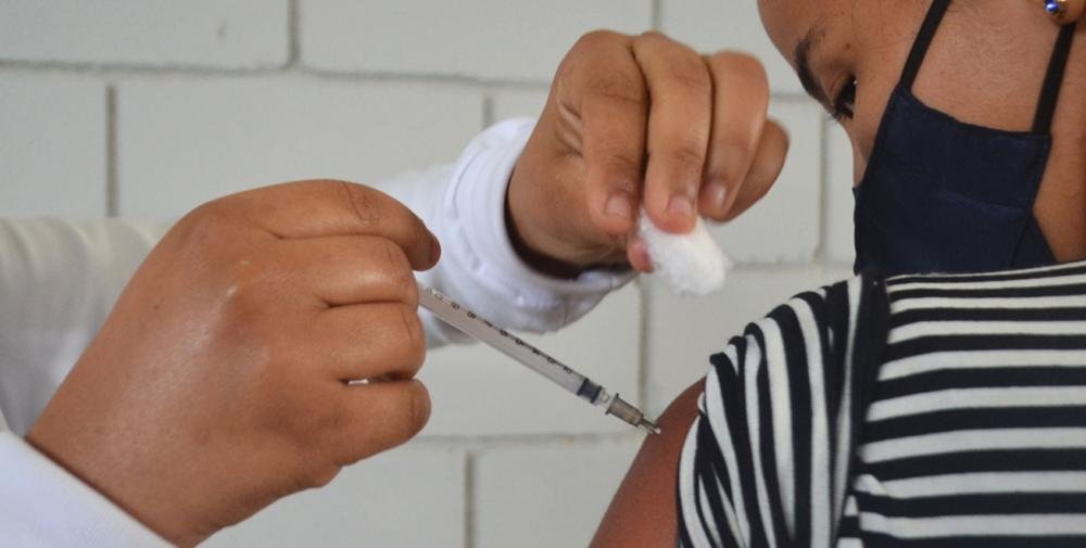 Feira vacina contra a Covid no Cidade das Compras e nas unidades de saúde nesta sexta-feira