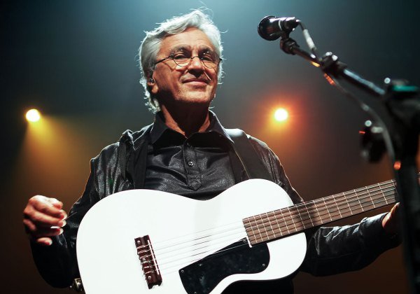 Caetano diz que está com Covid e critica governo por barrar vacinação infantil