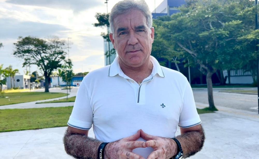 Zé Neto aciona Ministério Público contra fechamento de 32 unidades de saúde do município em Feira