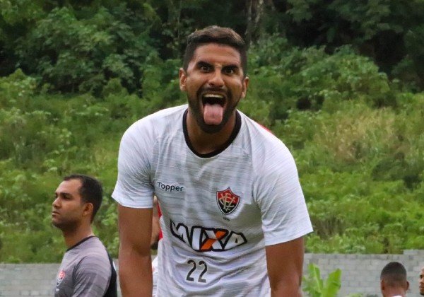 Vitória acerta retorno do atacante Santiago Tréllez