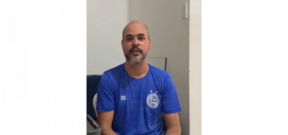Ao lado de criança, torcedor grava vídeo e pede desculpa por injúria racial a jogador do Bahia