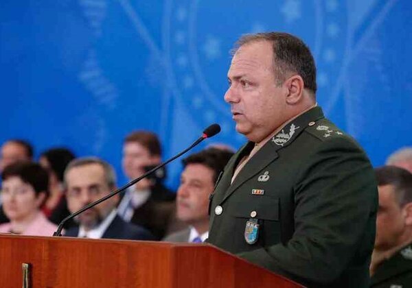 Por candidatura, Pazuello pede oficialmente para ir para a reserva