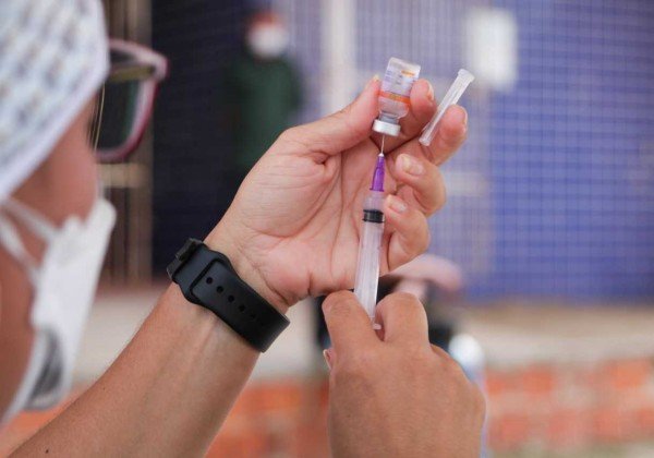 Imunossuprimidos acima de 12 anos começam a receber 4ª dose de vacina contra Covid