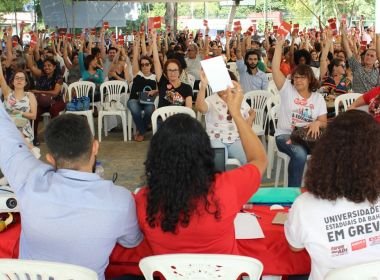 Professores negam ter assinado termo e definem se greve acaba nesta quarta