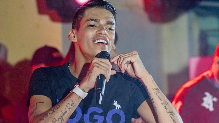 Cidades da BA que cancelaram shows de Devinho após denúncia de agressão anunciam atrações substitutas