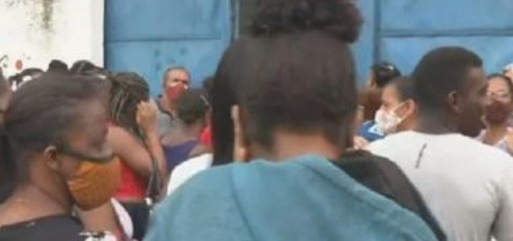 Para se recadastrar no Auxilio Brasil, população dorme em fila em Salvador