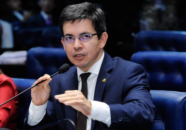 Senador Randolfe Rodrigues recolhe 25 assinaturas para abrir CPI do MEC