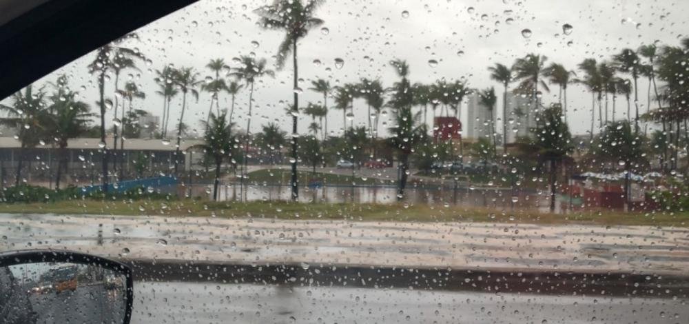 Em noite de chuva, oitava sirene é acionada em Salvador