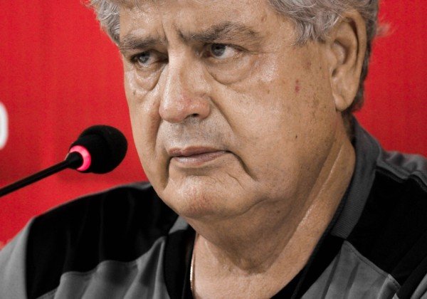 Vitória demite o treinador Geninho