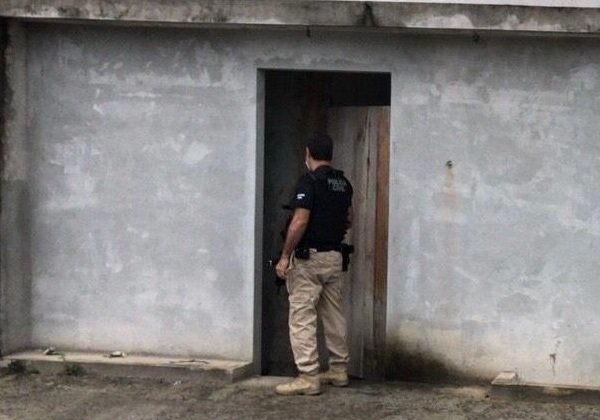 Polícia desmonta laboratório de cocaína e apreende mais de R$ 1 mi em drogas