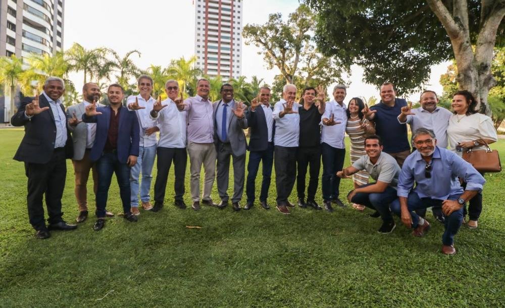 Em Feira de Santana, Jerônimo recebe apoio de vereadores em reunião com presença de Rui, Geraldo e Otto