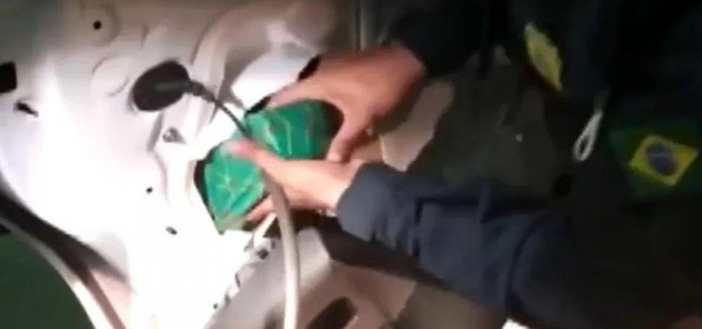 Homem é preso com 30 kg de maconha escondidos no pneu e portas do carro