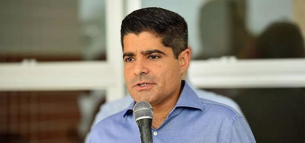 ACM Neto diz que manterá candidatura solo mesmo se União Brasil lançar Bivar à Presidência