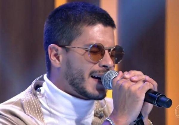 ‘Afinação de centavos’, diz web sobre apresentação de Arthur Aguiar no ‘Encontro’