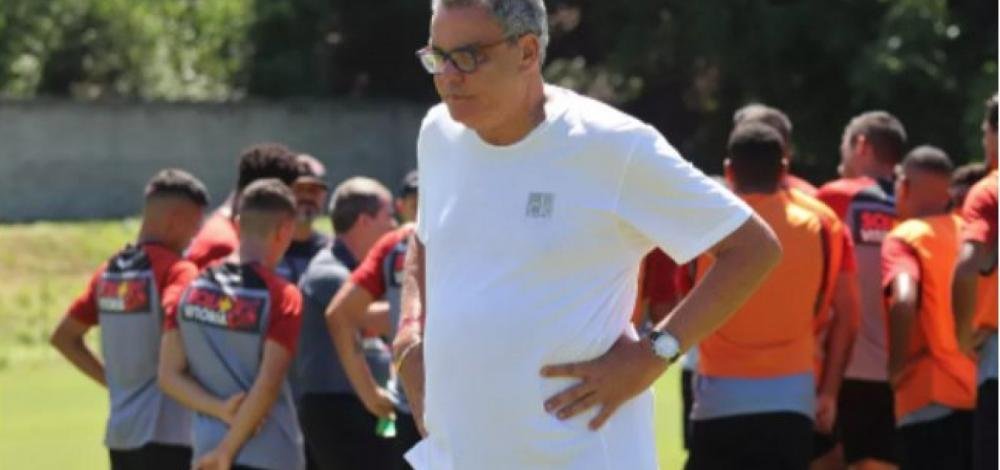 Após assembleia de sócios, Paulo Carneiro é destituído da presidência do Vitória