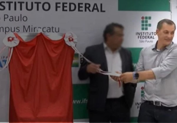 Assessor de Bolsonaro usa dinheiro público para promover candidatura em SP