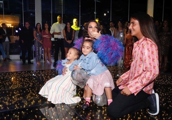Ivete ganha homenagem divertida dos filhos em aniversário de 50 anos; veja vídeo