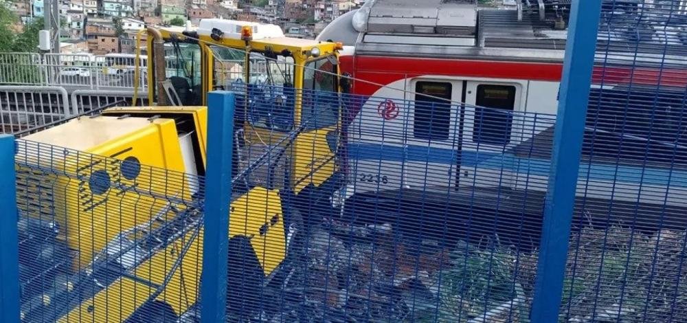 Trem de metrô se choca com caminhão de serviço e operação é interrompida na Estação Pirajá