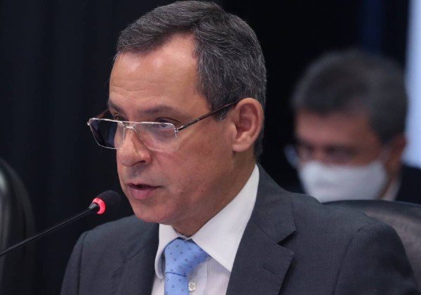 Presidente da Petrobras ignora pressão e diz que não vai renunciar